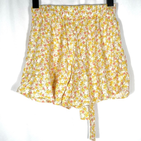 Juniors' SO Tie-Front Ruffled Tiered High Rise Short Yellow Floral - Picture 5 of 9